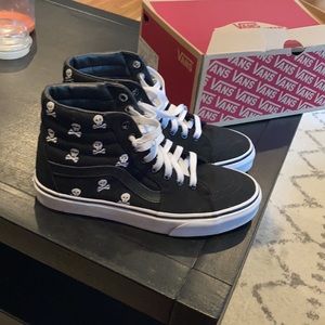 Vans skate high skull and cross bones men’s 6 Women 7.5 worn twice pictures show